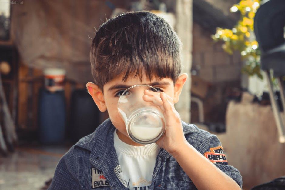 Jak przekona dzieci do picia wody? 3 proste sposoby